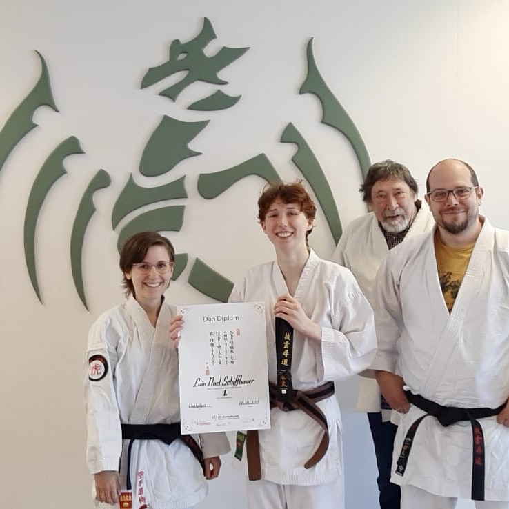 Luin besteht erfolgreich die Dan-Prüfung im Dokan Karate!
